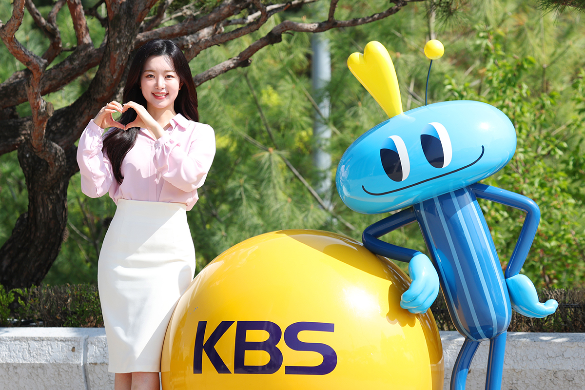 Roh Hee-ji devant les locaux de KBS News, à Séoul. © Lee Jeong Woo / Korea.net