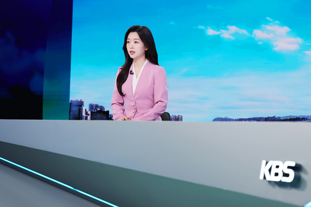Roh Hee-ji présente une édition du journal télévisé sur KBS News. © Lee Jeong Woo / Korea.net