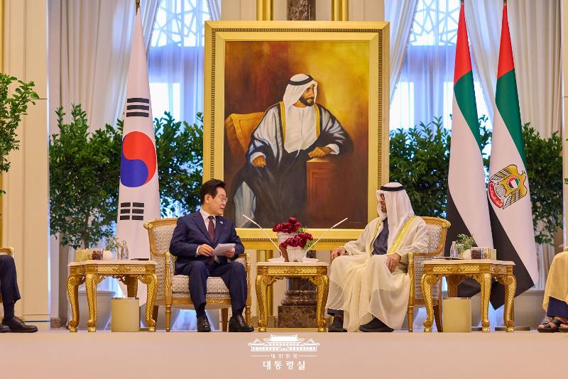 Le président Lee Jae Myung et son homologue émirati, Mohammed ben Zayed Al Nahyan s’entretiennent au palais présidentiel à Abou Dhabi, le 18 novembre 2025. © Cheong Wa Dae