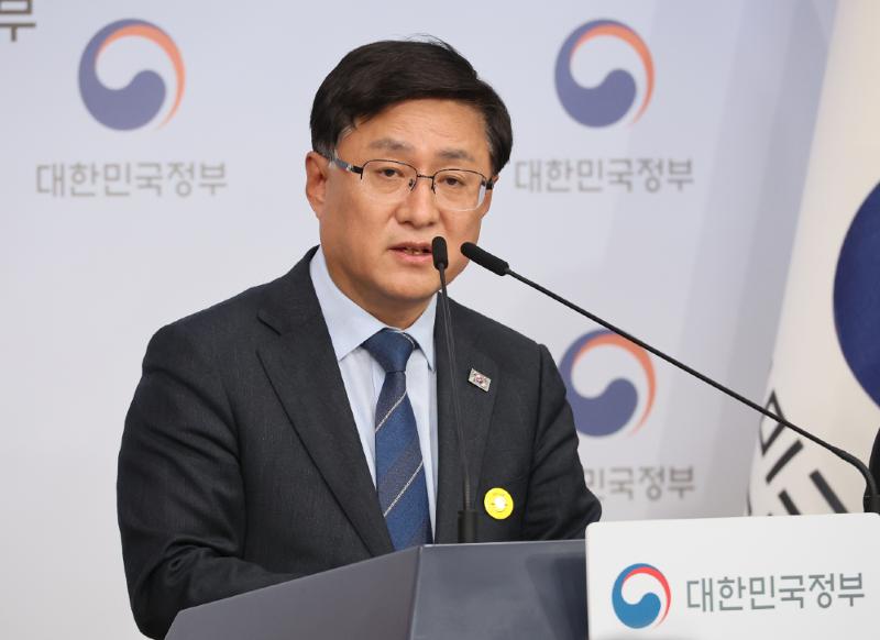 Le ministre du Climat, de l'&Eacute;nergie et de l&rsquo;Environnement, Kim Sungwhan, s&rsquo;exprime au complexe gouvernemental de S&eacute;oul, le 6 avril 2026. &copy; Agence de presse Yonhap