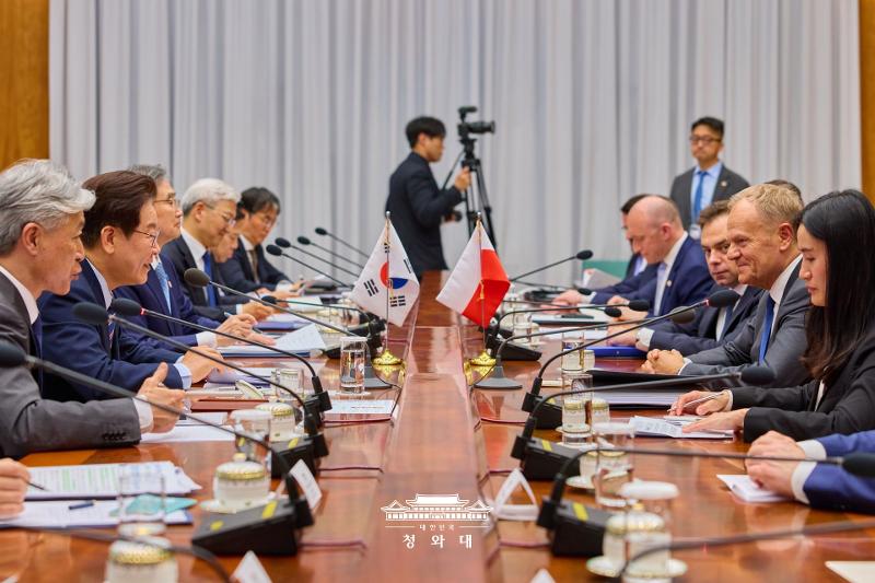 Le pr&eacute;sident Lee Jae Myung et le Premier ministre polonais Donald Tusk tiennent un sommet &eacute;largi au complexe pr&eacute;sidentiel de Cheong Wa Dae, &agrave; S&eacute;oul, le 13 avril 2026. &copy; Cheong Wa Dae