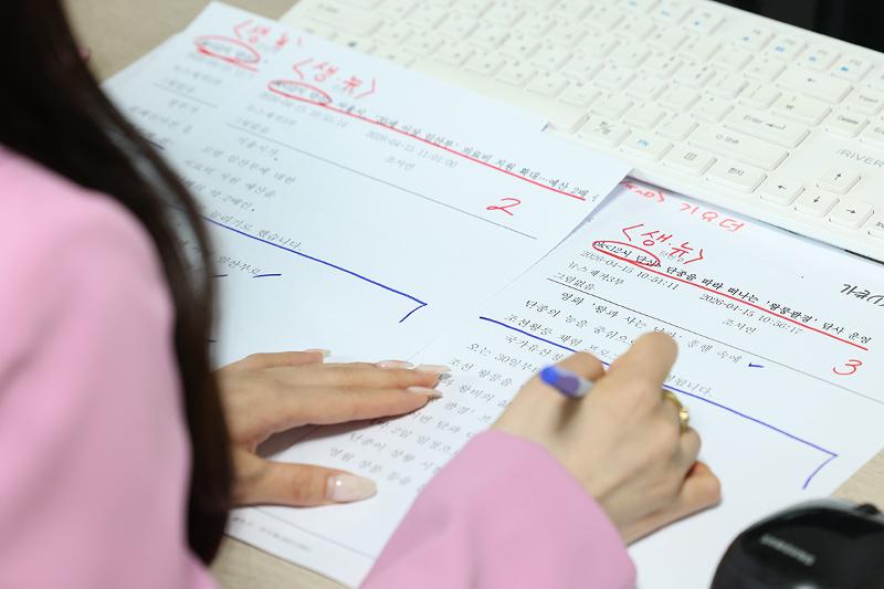 Roh Hee-ji répète avant le journal télévisé qu’elle s’apprête à présenter en direct. © Lee Jeong Woo / Korea.net