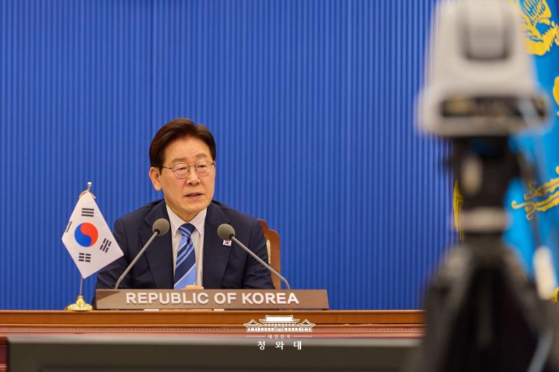 Le pr&eacute;sident Lee Jae Myung participe &agrave; la visioconf&eacute;rence organis&eacute;e par la France et le Royaume-Uni sur la libert&eacute; de navigation dans le d&eacute;troit d&rsquo;Ormuz depuis le complexe pr&eacute;sidentiel de Cheong Wa Dae, &agrave; S&eacute;oul, le 17 avril 2026. &copy; Cheong Wa Dae