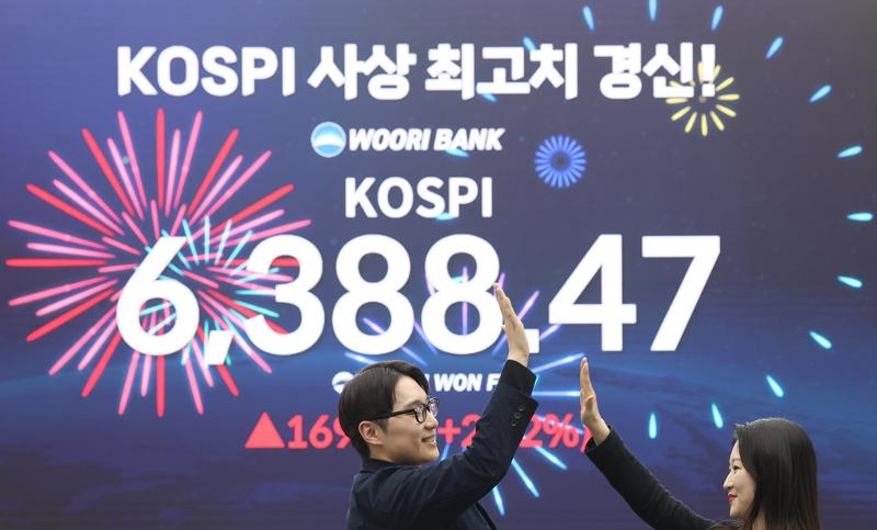 L&rsquo;indice KOSPI affiche 6 388,47 points sur le tableau des cours du si&egrave;ge de la banque Woori, &agrave; S&eacute;oul, le 21 avril 2026. &copy; Agence de presse Yonhap