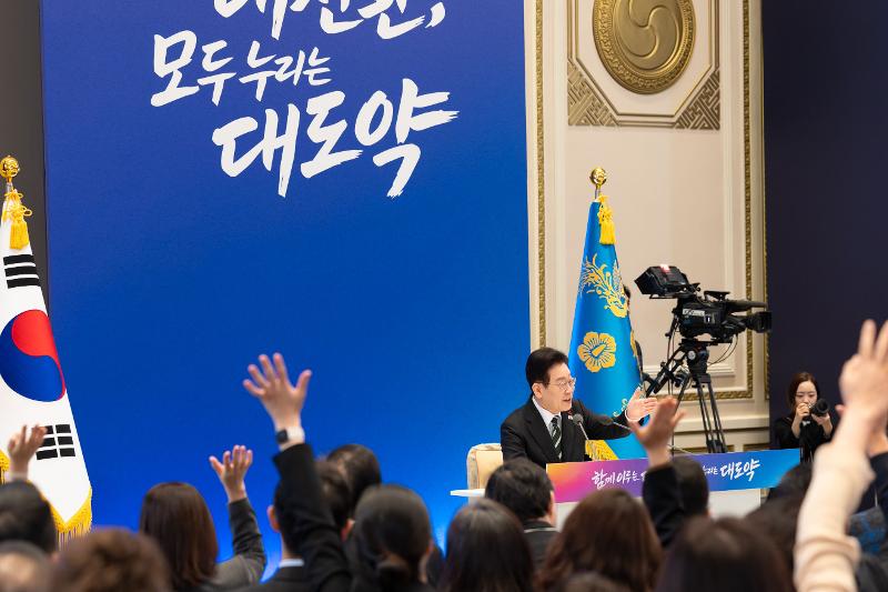 Le pr&eacute;sident Lee Jae Myung lors d&rsquo;une conf&eacute;rence de presse tenue au complexe pr&eacute;sidentiel de Cheong Wa Dae, le 21 janvier 2026. &copy; Cheong Wa Dae