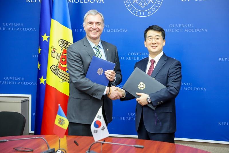L&rsquo;ambassadeur de Cor&eacute;e en Ukraine, Park Kichang, et le ministre moldave du D&eacute;veloppement &eacute;conomique et de la Digitalisation, Eugen Osmocescu, posent lors de la signature de l&rsquo;accord de coop&eacute;ration &eacute;conomique entre leurs deux pays, en Moldavie, le 17 f&eacute;vrier 2026. &copy; Minist&egrave;re des Affaires &eacute;trang&egrave;res