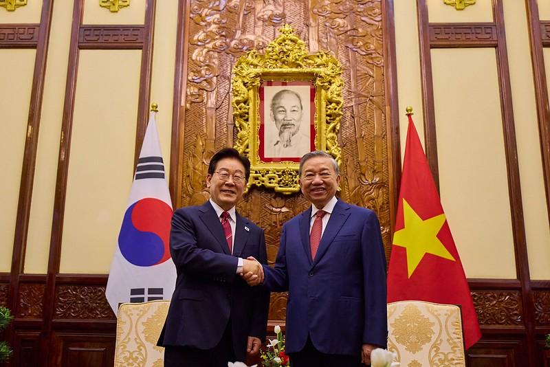Le pr&eacute;sident Lee Jae Myung et son homologue vietnamien To Lam, au palais pr&eacute;sidentiel d&rsquo;Hano&iuml;, au Vietnam, le 22 avril 2026. &copy; Cheong Wa Dae