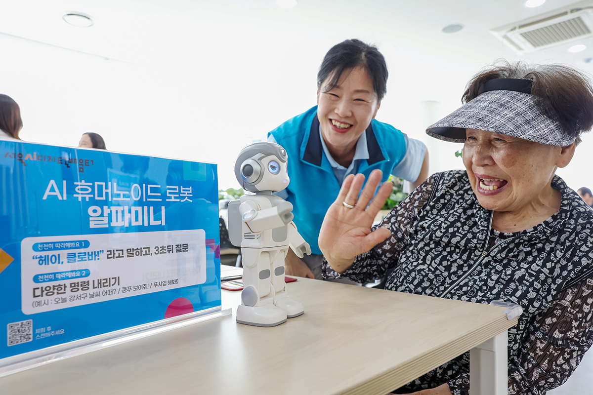 Une personnage âgée discute avec un robot doté de l’intelligence artificielle, dans un centre d’apprentissage numérique, dans le quartier de Gangseo, à Séoul, le 28 mai 2026. © Lee Jeong Woo / Korea.net