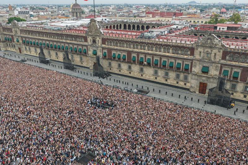 Environ 50 000 personnes &eacute;taient r&eacute;unies pour l&rsquo;apparition de BTS sur le balcon du palais national, r&eacute;sidence officielle des pr&eacute;sidents mexicains, situ&eacute;e sur la place de la Constitution, dans le centre de Mexico, le 6 mai 2026. &copy; Compte X de Claudia Sheinbaum