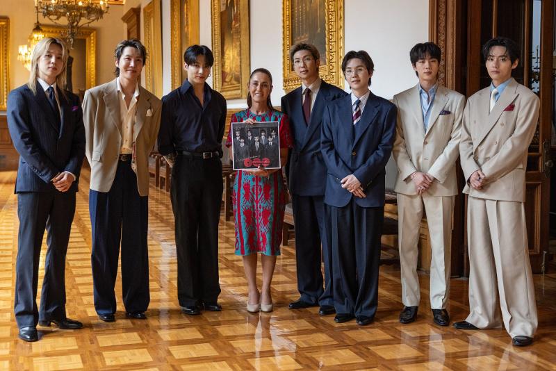 Le groupe BTS et la pr&eacute;sidente mexicaine Claudia Sheinbaum posent pour une photo au palais national de Mexico, le 6 mai 2026. &copy; Compte X de Claudia Sheinbaum
