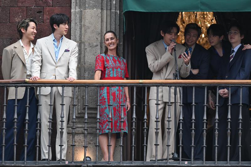 Le groupe BTS et la pr&eacute;sidente mexicaine Claudia Sheinbaum sur le balcon du palais national de Mexico, le 6 mai 2026. &copy; Compte X de Claudia Sheinbaum