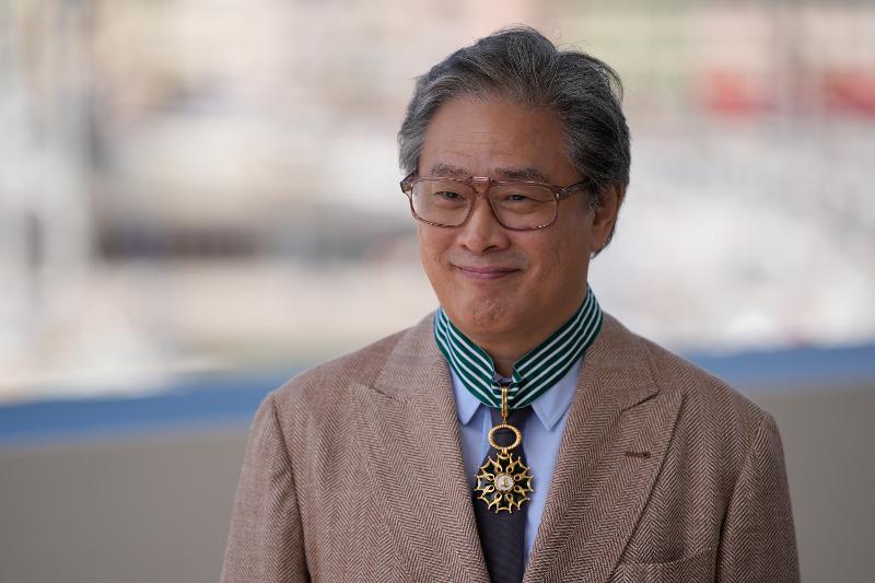 Park Chan-wook avec sa m&eacute;daille de commandeur de l'ordre des Arts et des Lettres, &agrave; Cannes, le 17 mai 2026. &copy; Agence de presse Yonhap / AP Photo