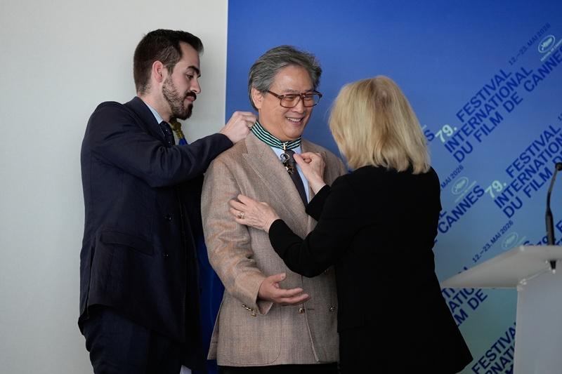Park Chan-wook re&ccedil;oit la m&eacute;daille de commandeur de l'ordre des Arts et des Lettres de la ministre fran&ccedil;aise de la Culture, Catherine P&eacute;gard, &agrave; Cannes, le 17 mai 2026. &copy; Agence de presse Yonhap / AP Photo