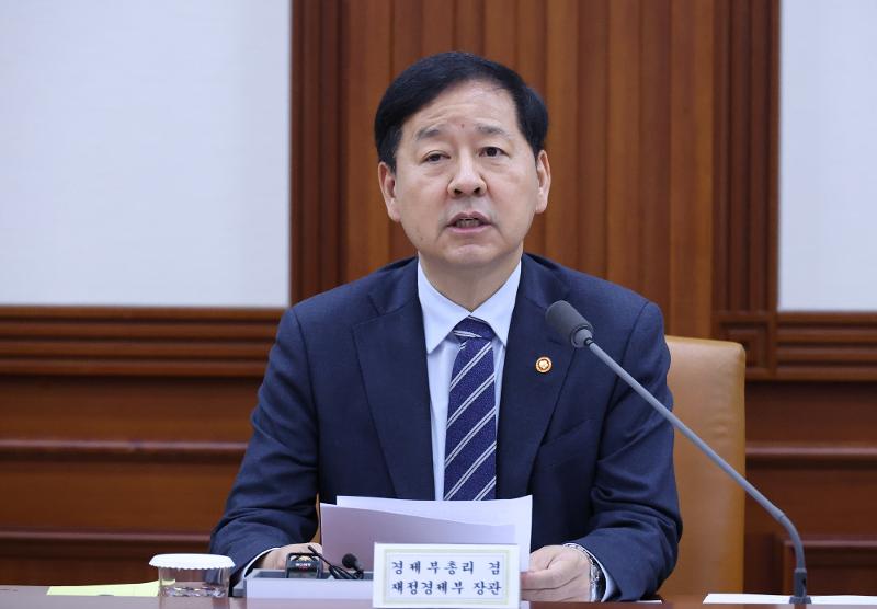 Le vice-Premier ministre et ministre de l'Economie et des Finances Koo Yun Cheol s&rsquo;exprime lors d&rsquo;une r&eacute;union au complexe gouvernemental de S&eacute;oul, le 21 mai 2026. &copy; Agence de presse Yonhap
