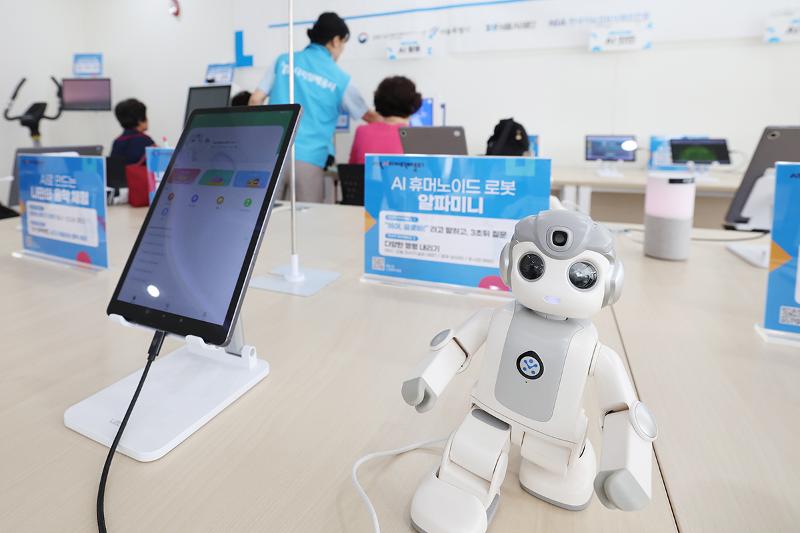 Un robot doté de l’intelligence artificielle dans un centre d’apprentissage numérique du quartier de Gangseo, à Séoul, le 28 mai 2026. © Lee Jeong Woo / Korea.net