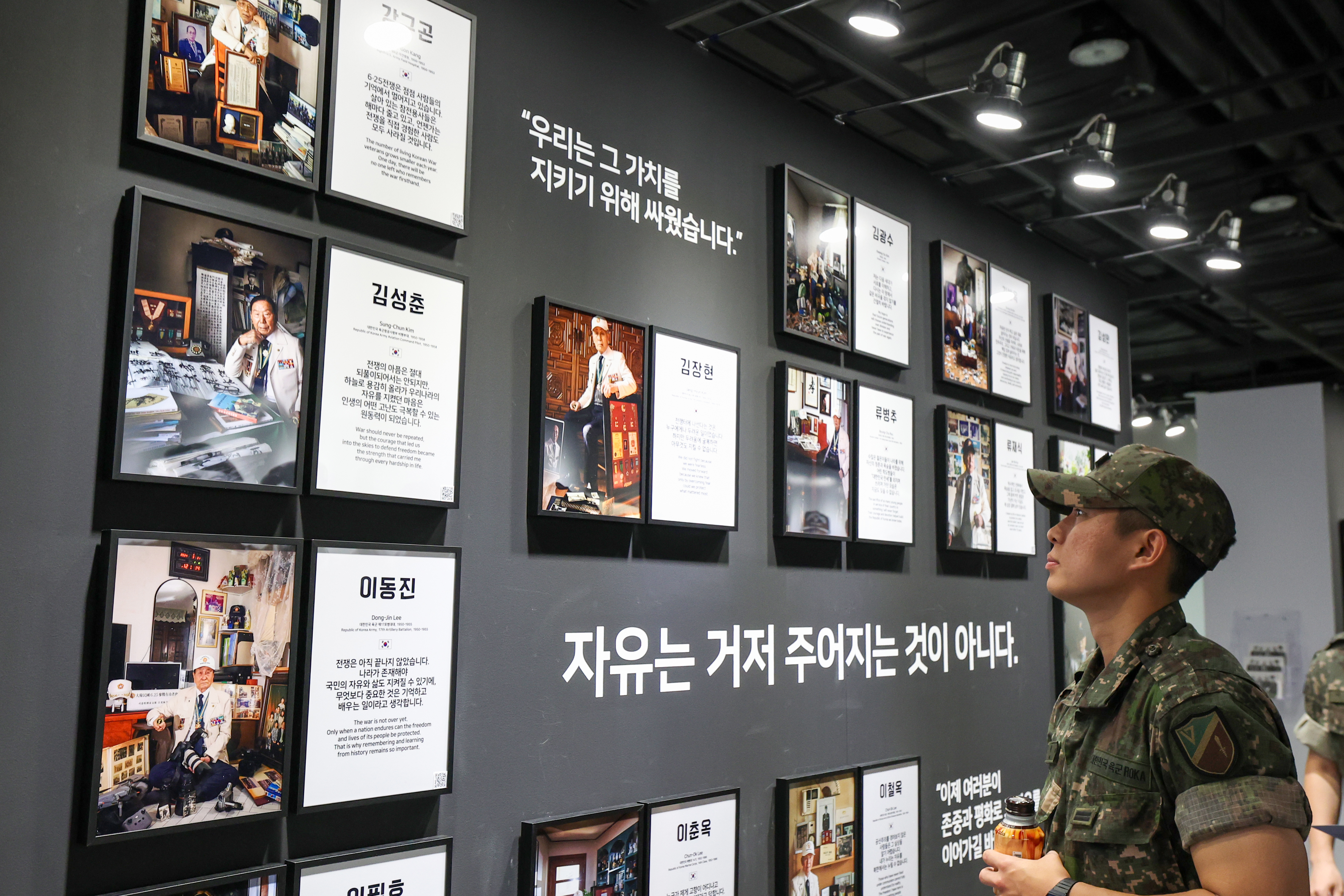 Un soldat observe un clich&eacute; du photographe Rami Hyun expos&eacute; au m&eacute;morial de la guerre de Cor&eacute;e, &agrave; S&eacute;oul, le 19 juin 2026. &copy; Lee Jeong Woo / Korea.net