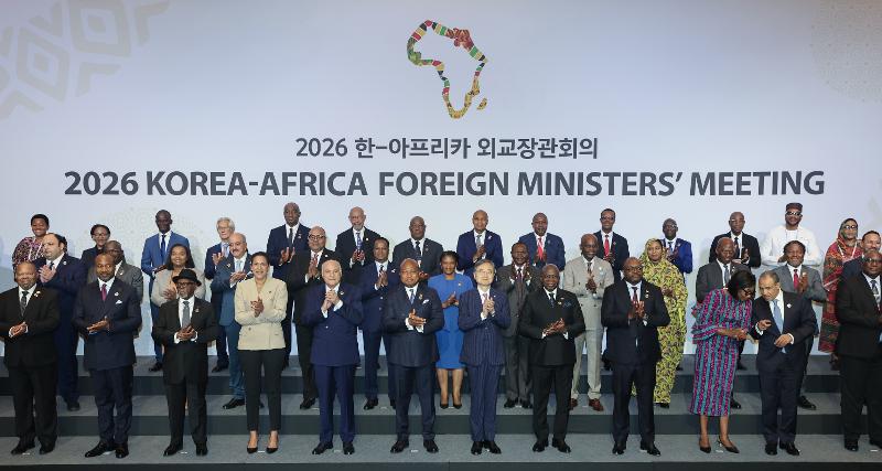 Les repr&eacute;sentants d&rsquo;une cinquaintaine de pays africains et le ministre cor&eacute;en des Affaires &eacute;trang&egrave;res de la Cor&eacute;e r&eacute;unis &agrave; S&eacute;oul, le 1er juin 2026. &copy; Agence de presse Yonhap