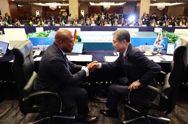 Le ministre des Affaires &eacute;trang&egrave;res Cho Hyun &eacute;change une poign&eacute;e de main avec son homologue ghan&eacute;en Samuel Okudzeto Ablakwa, &agrave; S&eacute;oul, le 1er juin 2026. &copy; Agence de presse Yonhap
