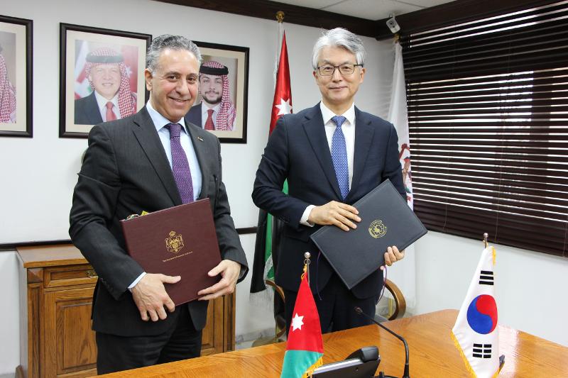 L’ambassadeur de Corée en Jordanie Kim Pil-woo pose avec le ministre jordanien de l’Industrie et du Commerce et de l’Approvisionnement Yarub Qudah après la signature d’un accord sur la coopération économique et commerciale le 30 mars 2026. © Ministère des Affaires étrangères