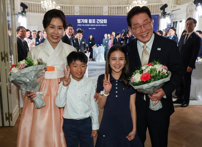Le pr&eacute;sident Lee Jae Myung et son &eacute;pouse Kim Hae Kyung pose lors d&rsquo;un d&icirc;ner avec la communaut&eacute; cor&eacute;enne de Belgique, &agrave; Bruxelles, le 9 juin 2026. &copy; Agence de presse Yonhap
