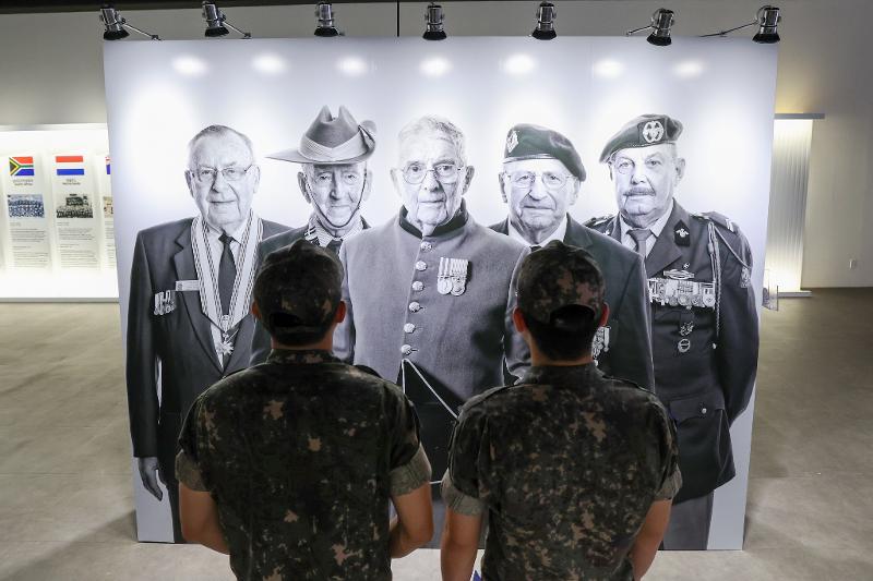 Un groupe de soldats regarde un clich&eacute; du photographe Rami Hyun expos&eacute; au m&eacute;morial de la guerre de Cor&eacute;e, &agrave; S&eacute;oul, le 19 juin 2026. &copy; Lee Jeong Woo / Korea.net