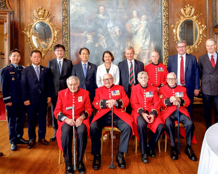 Le ministre des Patriotes et des Anciens Combattants, Kwon Oh-eul (quatrième à partir de la gauche, au dernier rang), pose avec des vétérans britanniques de la guerre de Corée au Royal Hospital Chelsea, à Londres, le 15 juin 2026. © Ministère des Patriotes et des Anciens Combattants