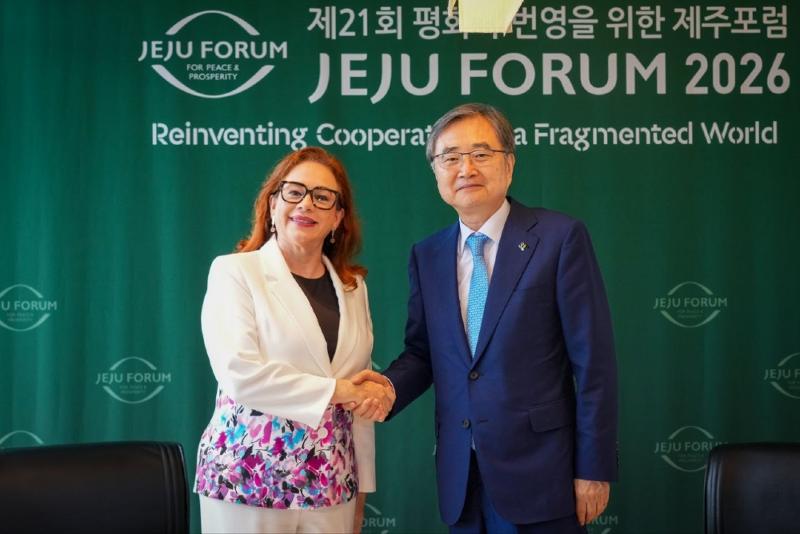 Le ministre des Affaires &eacute;trang&egrave;res Cho Hyun pose avec Mar&iacute;a Fernanda Espinosa, ancienne pr&eacute;sidente de l&rsquo;Assembl&eacute;e g&eacute;n&eacute;rale des Nations unies, &agrave; Jeju, le 25 juin 2026. &copy; Minist&egrave;re des Affaires &eacute;trang&egrave;res