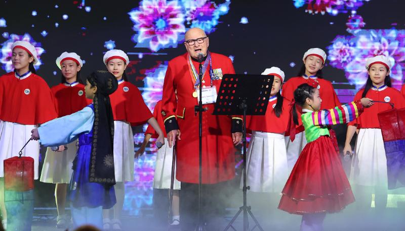 Colin Thackery interprète Arirang lors d'un dîner de remerciement organisé en l'honneur des pays ayant participé aux forces des Nations unies et des anciens combattants, à Busan, le 26 juillet 2023. © Agence de presse Yonhap