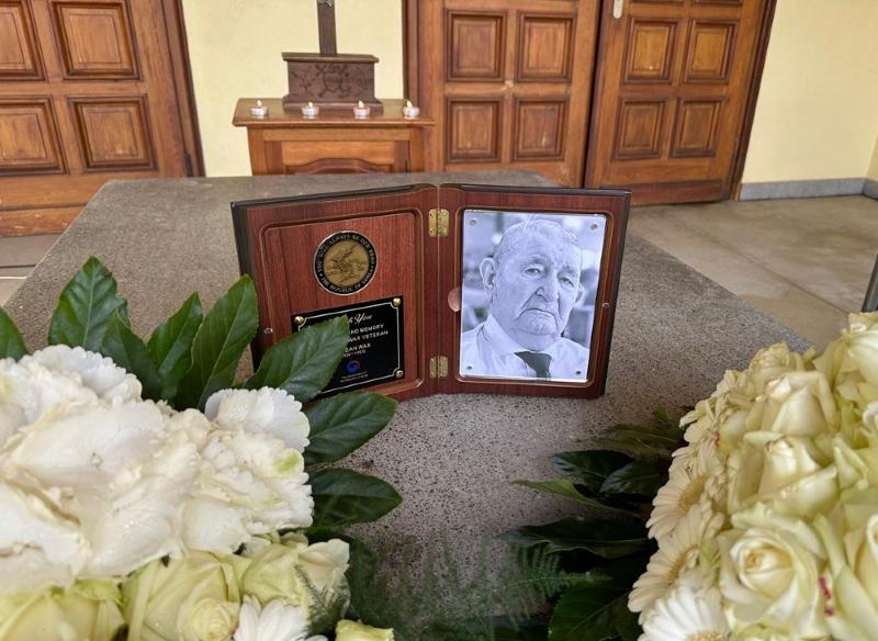 Une plaque commémorative du ministère des Patriotes et des Anciens Combattants rend hommage à Gilbert Hauffels, décédé le 24 avril 2023 à l'âge de 90 ans, lors de ses obsèques célébrées à Luxembourg-Ville le 8 mai 2023. © Agence de presse Yonhap