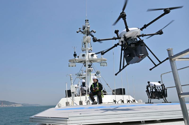 Un drone de reconnaissance d&eacute;colle lors d&rsquo;un exercice men&eacute; par la marine cor&eacute;enne dans les eaux d&rsquo;Ulsan, dans le sud-est de la Cor&eacute;e, le 12 mai 2025. &copy; Republic of Korea Navy