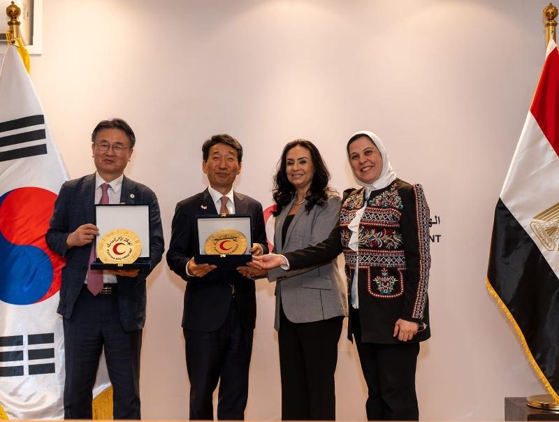 De gauche à droite : le directeur des affaires internationales et intercoréennes de la Croix-Rouge de Corée Heo Jeong-gu, l’ambassdeur de Corée en Égypte Kim Wan-joong, la ministre égyptienne de la Solidarité sociale Maya Morsy et le représentant de l’Egyptian Red Crescent Society Amal Emam, lors d’une cérémonie de lancement du projet visant à soutenir les réfugiés palestiniens dans la Bande de Gaza et en Égypte, au Caire, le 29 juin 2026. © Ambassade de Corée en Égypte