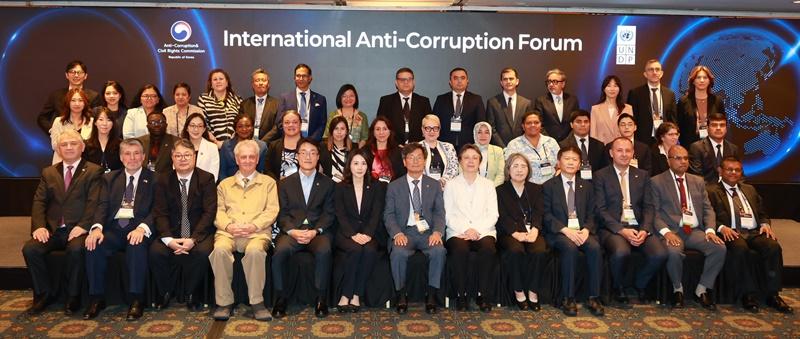 Les participants au forum anti-corruption organis&eacute; par la Commission cor&eacute;enne de lutte contre la corruption et des droits civiques et le Programme des Nations unies pour le d&eacute;veloppement r&eacute;unis &agrave; S&eacute;oul, le 2 juillet 2026. &copy; Anti-Corruption & Civil Rights Commission