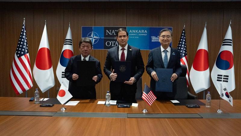 De gauche à droite : le ministre des Affaires étrangères Cho Hyun, le secrétaire d’État américain Marco Rubio et le ministre japonais des Affaires étrangères Toshimitsu Motegi posent après la signature d’un accord sur le déploiement des petits réacteurs modulaires, à Ankara, en Turquie, le 7 juillet 2026. © Ministre des Affaires étrangères