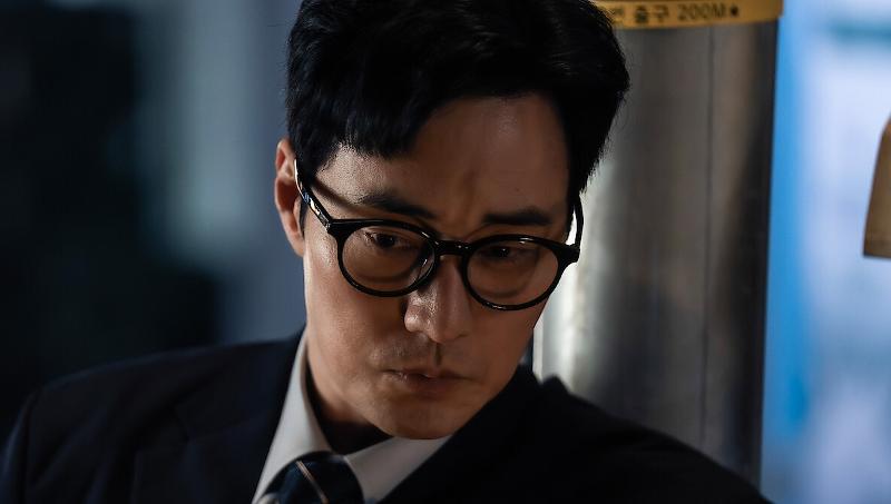So Ji-sub dans le r&ocirc;le de M. Kim dans la s&eacute;rie &laquo; Agent Kim Reactivated &raquo;. &copy; Netflix