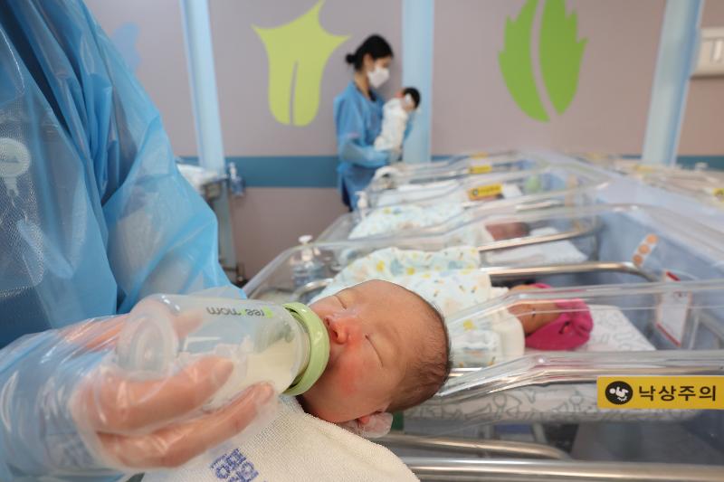 Un infirmière s’occupe d’un nouveau-né au CHA ilsan Medical Center, à Goyang, le 22 février 2026. © Agence de presse Yonhap