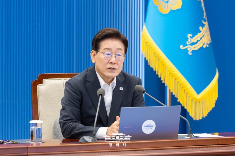 Le président Lee Jae Myung s’exprime lors d’une réunion organisée au complexe présidentiel de Cheong Wa Dae, à Séoul, le 13 août 2026. © Cheong Wa Dae