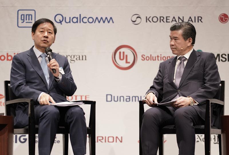 Le ministre de l'Economie et des Finances Koo Yun Cheol s’exprime lors d’une réunion organisée par l’American Chamber of Commerce aux côtés de son président, James Kim, à Séoul, le 19 août 2026. © American Chamber of Commerce