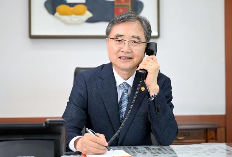 Le ministre des Affaires &eacute;trang&egrave;res Cho Hyun s&rsquo;entretient par t&eacute;l&eacute;phone avec son homologue am&eacute;ricain Marco Rubio depuis S&eacute;oul, le 24 ao&ucirc;t 2026. &copy; Minist&egrave;re des Affaires &eacute;trang&egrave;res