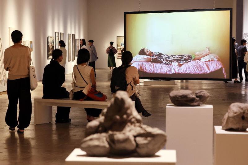 Des visiteurs contemplent des œuvres lors de la conférence de presse organisée au Gwangju Biennale Exhibition Hall, le 4 septembre 2026. © Agence de presse Yonhap