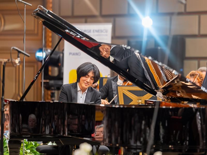 Le pianiste Lee Jeongwoo participe à la finale de la section piano du concours internatonal George Enescu 2026, à l’Athénée roumain de Bucarest, le 19 septembre 2026. © Site Internet du concours international George Enescu