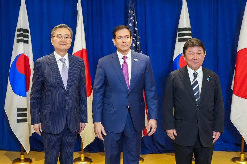 Le ministre des Affaires étrangères Cho Hyun (à gauche) pose avec ses homologues américain et japonais Marco Rubio et Toshimitsu Motegi à New York, le 21 septembre. © Ministère des Affaires étrangères