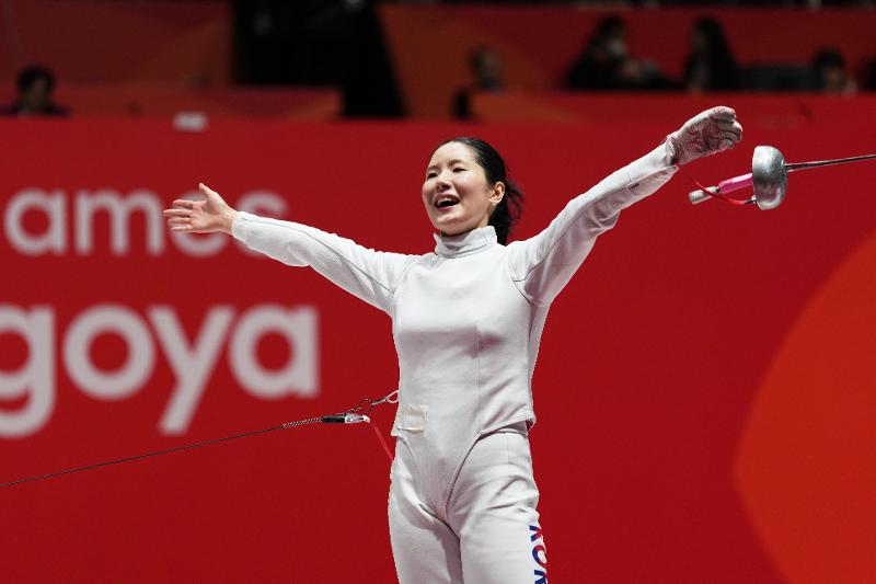 Song Se-ra célèbre sa victoire après la finale de l’épreuve individuelle féminine à l’épée des Jeux asiatiques d’Aichi-Nagoya, à l’Aichi Sky Expo, le 22 septembre 2026. © Agence de presse Yonhap