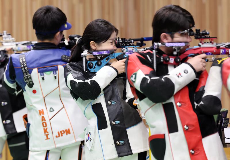 Ban Hyo-jin (au centre) et Park Ha-jun (à droite) tirent lors de la finale de l’épreuve mixte par équipes de tir à la carabine à air comprimé à 10 m aux Jeux asiatiques d’Aichi-Nagoya, à l’Aichi Prefectural General Shooting Gallery, le 22 septembre 2026. © Agence de presse Yonhap