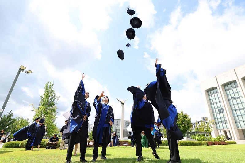 Un groupe d’étudiants de l’université Yonsei célèbre la fin de leurs études à Séoul, le 29 août 2025. © Korea.net DB
