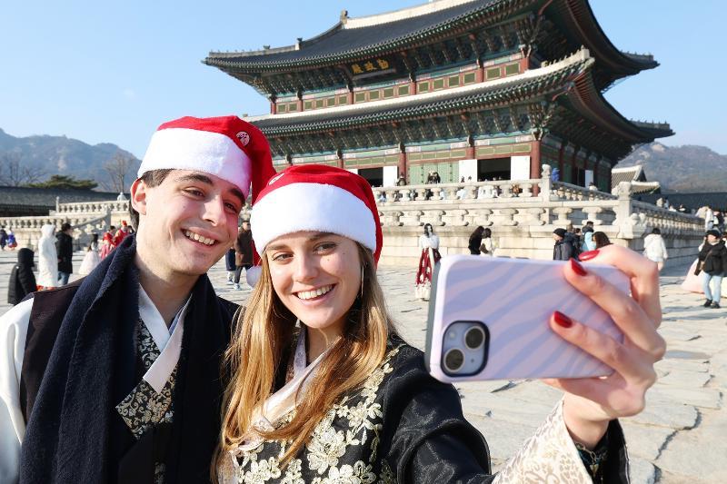 Deux touristes prennent un selfie au palais Gyeongbokgung, &agrave; S&eacute;oul. &copy; Korea.net DB