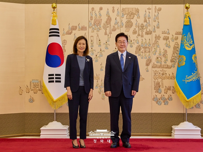 Le président Lee Jae Myung reçoit quatre nouveaux ambassadeurs en Corée