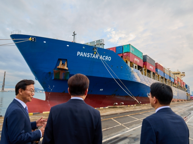Le porte-conteneurs Panstar Acro de retour à Busan après avoir voyagé vers l'Europe via l'Arctique