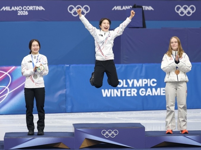 Kim Gilli et Choi Minjeong sur le podium du 1 500 m du patinage de vitesse sur piste courte
