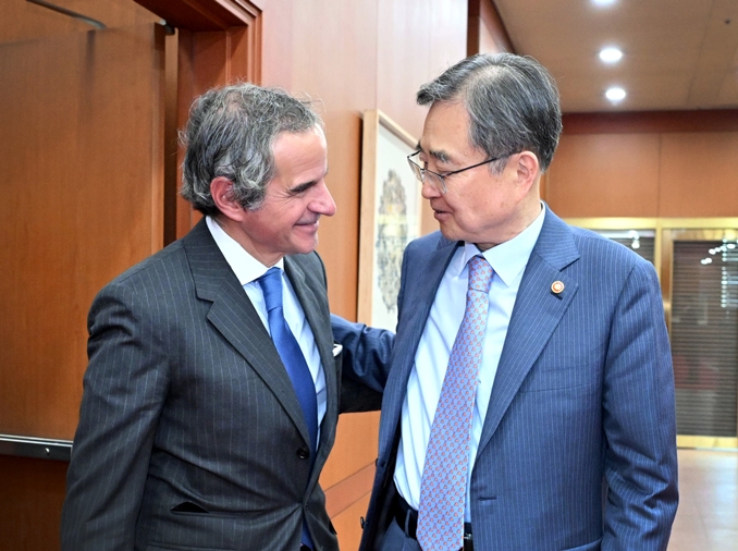 Le ministre des Affaires étrangères s’entretient avec le directeur général de l’AIEA