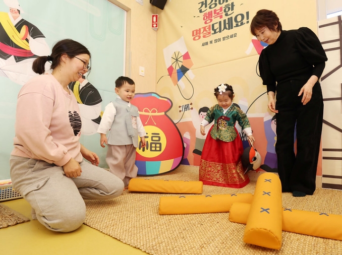 Dans un café poussette de Séoul, on joue à des jeux traditionnels pour fêter le Nouvel An lunaire